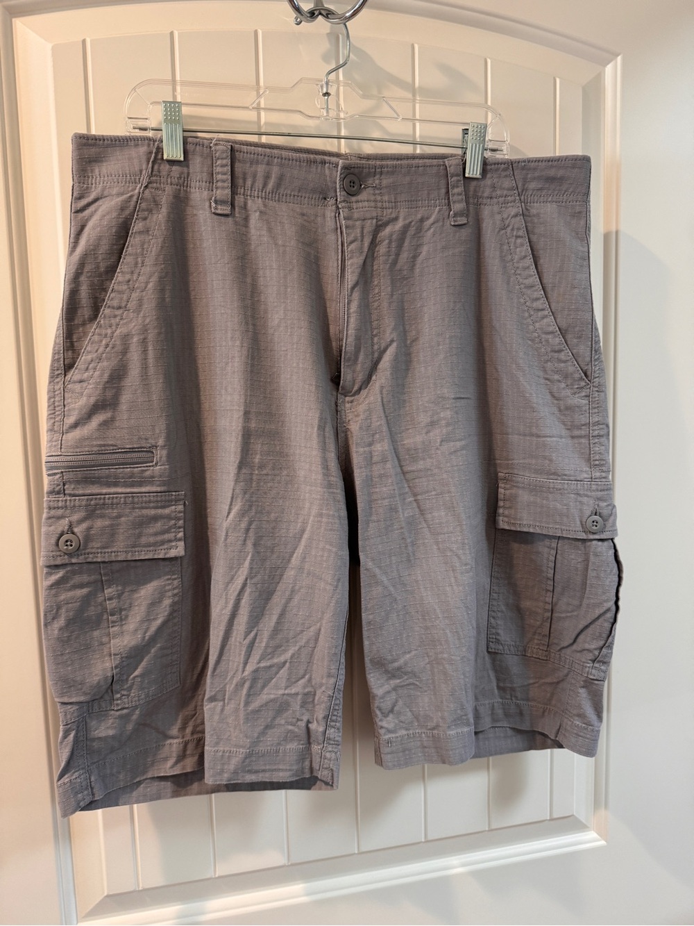 Men's Gray Cargo Shorts with Multi-Pocket Utility